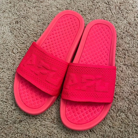 APL Women’s Techloom Pink Slides - Picture 1 of 3